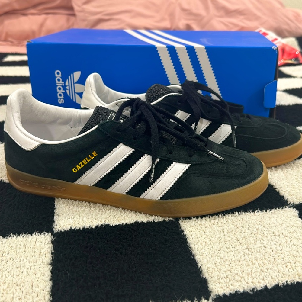 Adidas Core Black / Cloud White / Gum gazelle
